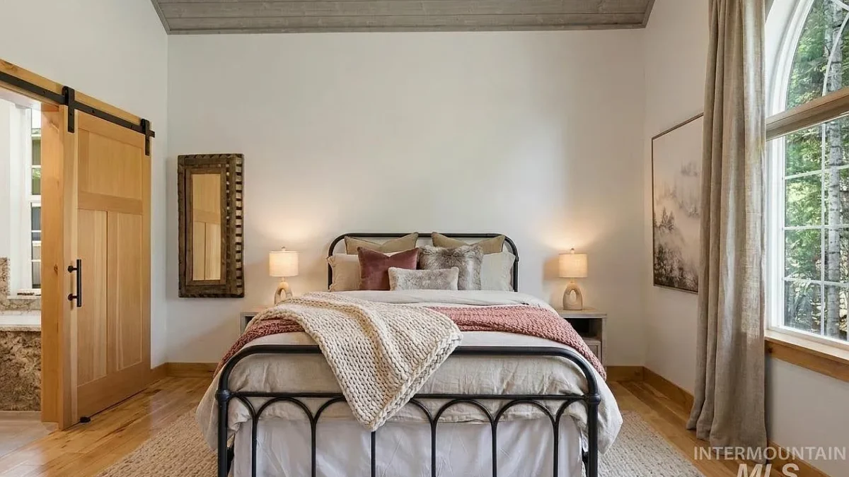 1051 Bitterroot Dr McCall - Turnkey Home Staging 6