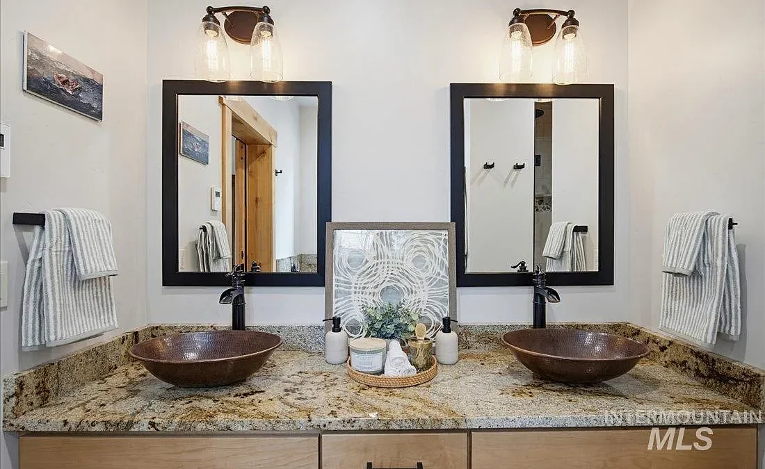 1051 Bitterroot Dr McCall - Turnkey Home Staging 7
