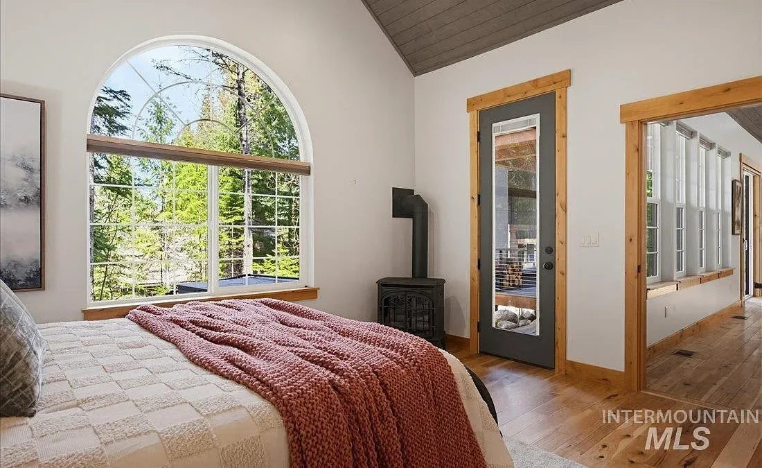 1051 Bitterroot Dr McCall - Turnkey Home Staging 8