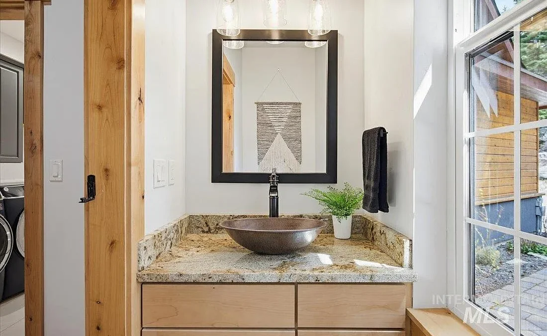 1051 Bitterroot Dr McCall - Turnkey Home Staging 9